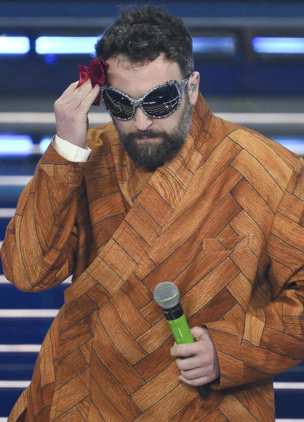 Abbiamo chiesto a Dargen D&rsquo;Amico cosa ne pensa delle paperelle fatte con l&rsquo;Ai dalla Tim. Ecco la risposta che ha dato a MOW in sala stampa: &ldquo;mi sono sentito nel posto giusto al momento giusto&rdquo;