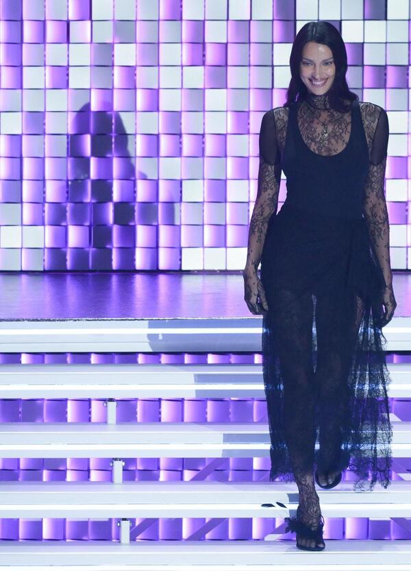 Ma Carlo Conti lo sa che Irina Shayk &egrave; citata 40 volte negli Epstein Files per presunti appuntamenti con il...