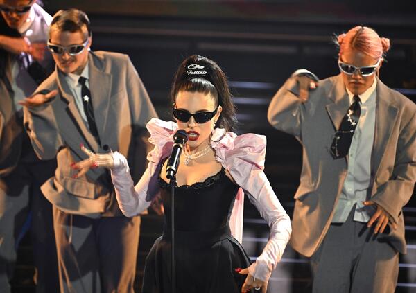 Che fastidio! Ma davvero capite solo ora che bomba &egrave; Ditonellapiaga? A Sanremo 2026 porta l&rsquo;acid-pop, l&rsquo;ironia e la critica sociale, ma la sua storia era gi&agrave; il manifesto di una outsider