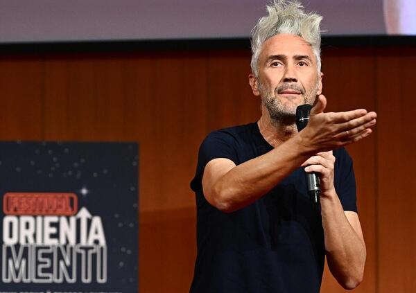 Ma davvero Schettini va a Sanremo a parlare di dipendenza digitale dopo essere stato accusato di mettere voti in cambio di like e di aver costretto gli studenti a produrre i video con lui in classe?