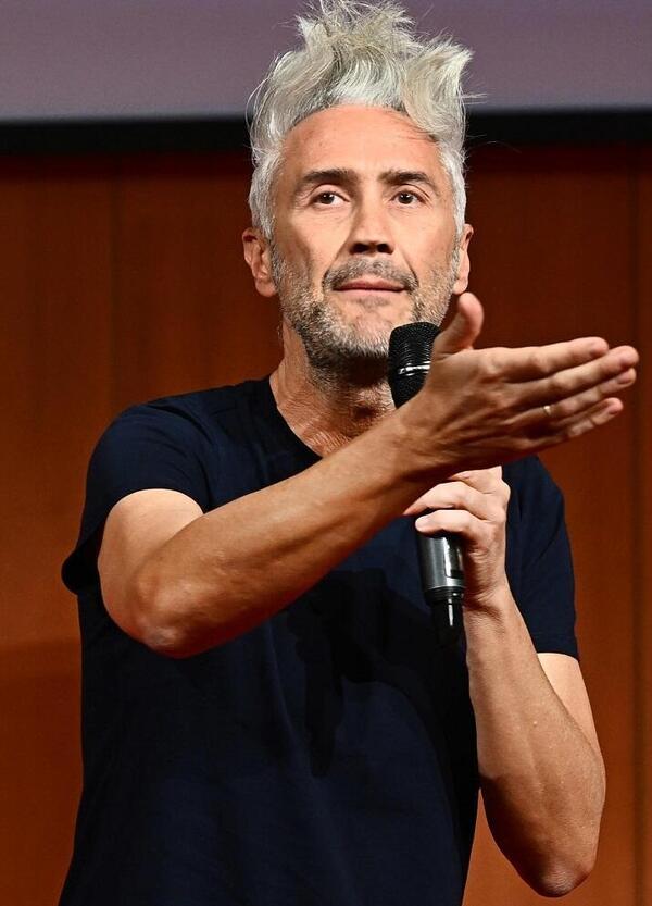 Ma davvero Schettini va a Sanremo a parlare di dipendenza digitale dopo essere stato accusato di mettere voti in cambio di like e di aver costretto gli studenti a produrre i video con lui in classe?