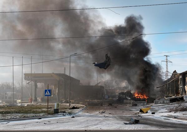 Cos'&egrave; il fosforo bianco che Putin starebbe usando per bombardare l'Ucraina e perch&eacute; &egrave; un crimine di guerra