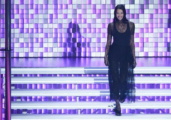 MOW in sala Stampa a Sanremo! Abbiamo domandato a Carlo Conti di Irina Shayk negli Epstein files ed ecco la sua risposta