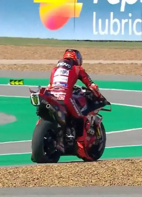 Ok la brum del capo col buco nella gomma, ma &egrave; in altre parole di Marc Marquez la paura che la Ducati (non) nasconde. Intanto Tardozzi e Bagnaia&hellip;