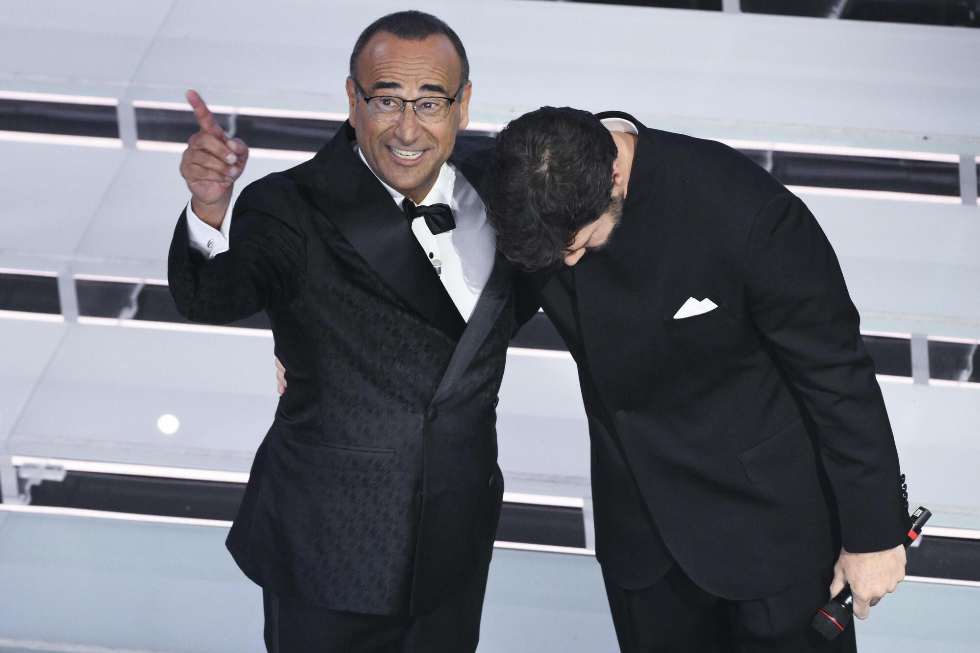 Carlo Conti e Stefano De Martino durante la finale di Sanremo 2026