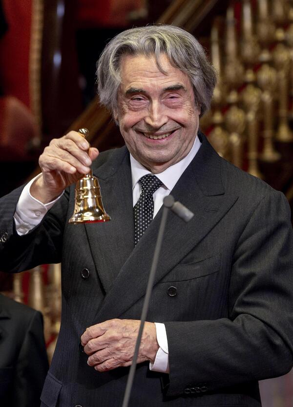 Il figlio di Riccardo Muti finisce nella guerra contro Beatrice Venezi al Teatro La Fenice. La bomba degli orchestrali: &ldquo;90 mila euro per tre anni&rdquo;. E poi quello strano contratto tra Fondazione e un&rsquo;altra agenzia (indovinate di chi?)