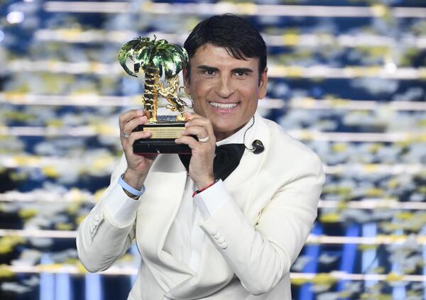 Sal Da Vinci era stato avvertito che avrebbe vinto? Il video di Laura Pausini che gli sussurra all&rsquo;orecchio durante la pubblicit&agrave;