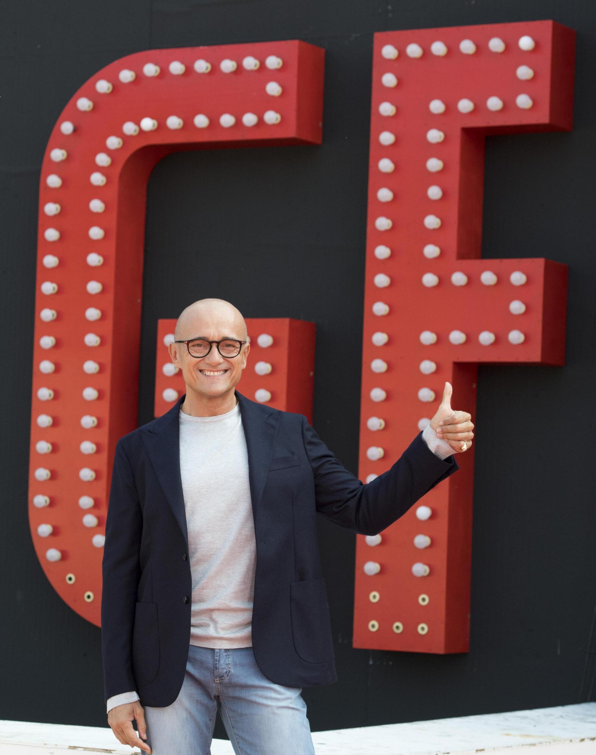 Alfonso Signorini davanti alla porta del Grande Fratello Vip
