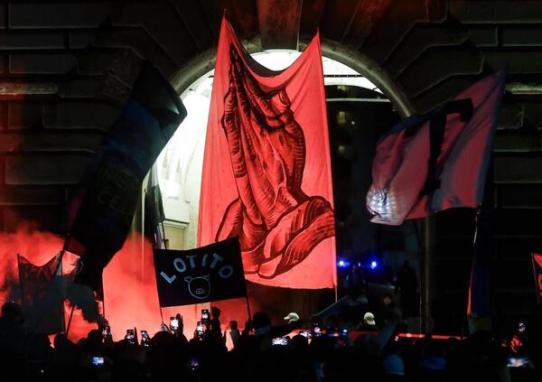 I tifosi della Lazio si spaccano sul referendum? Spunta uno striscione per il &ldquo;no&rdquo;, contro Lotito, poi la smentita: &ldquo;Voteremo s&igrave;&rdquo;. E gli ultras vogliono il bus dei calciatori a Ponte Milvio