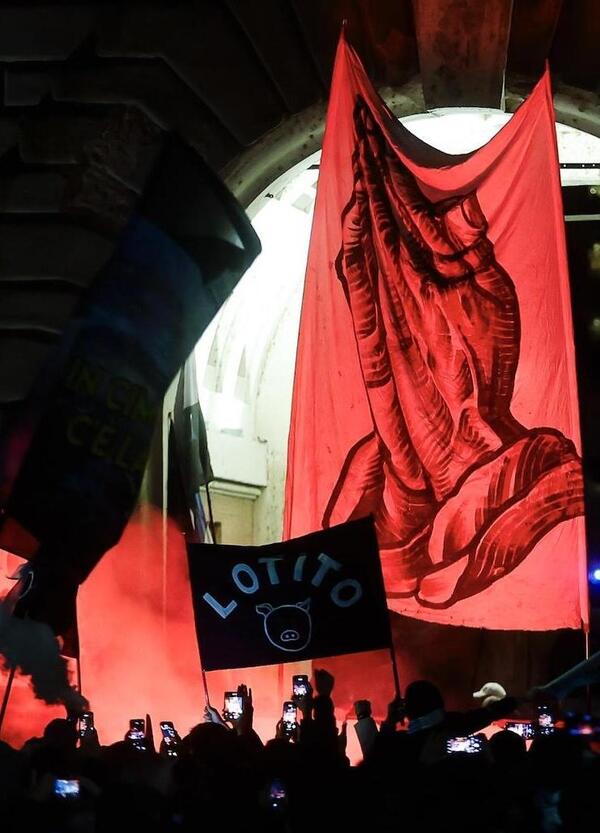 I tifosi della Lazio si spaccano sul referendum? Spunta uno striscione per il &ldquo;no&rdquo;, contro Lotito, poi la smentita: &ldquo;Voteremo s&igrave;&rdquo;. E gli ultras vogliono il bus dei calciatori a Ponte Milvio