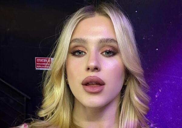 Chi &egrave; Isobel Kinnear, la ragazza terrorizzata in un'auto a Scherzi a parte? La tv, la scuola di Maria De Filippi fino a valletta di Max Giusti