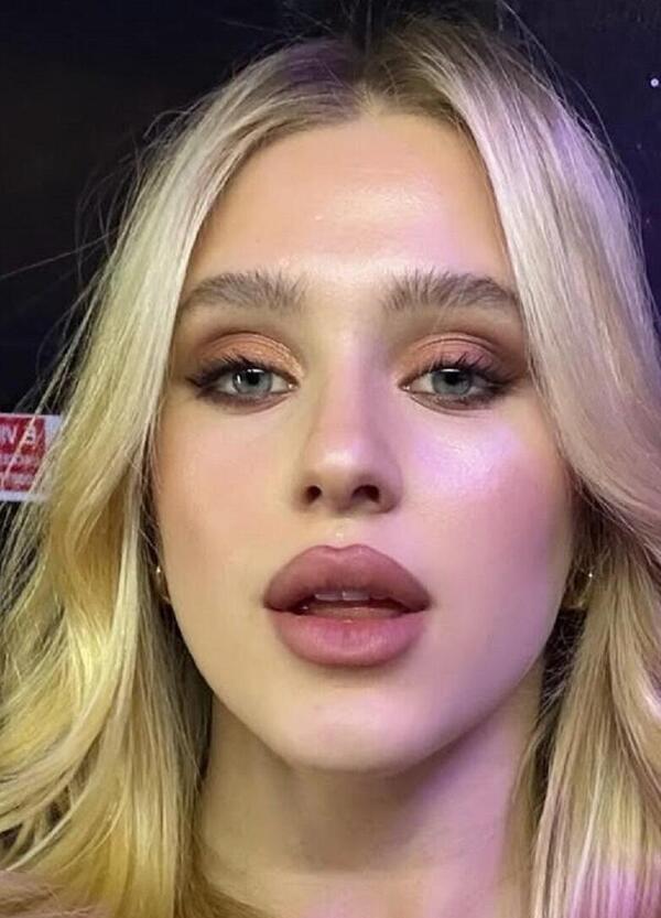 Chi &egrave; Isobel Kinnear, la ragazza terrorizzata in un'auto a Scherzi a parte? Tv, Maria De Filippi e Max Giusti