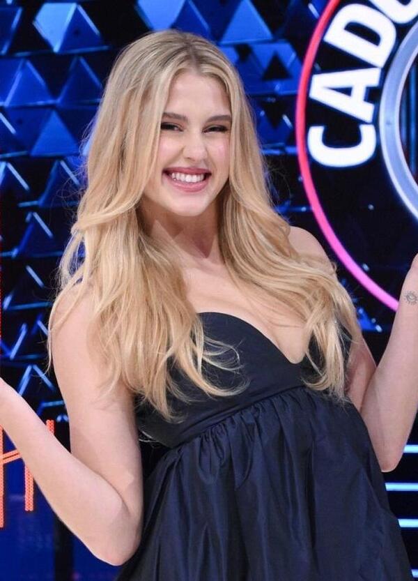 Chi &egrave; Isobel Kinnear, la ragazza terrorizzata in un'auto a Scherzi a parte? Tv, Maria De Filippi e Max Giusti