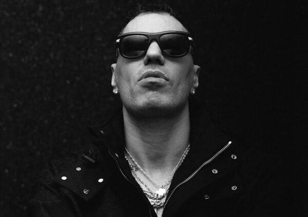&ldquo;Persona&rdquo; &egrave; Disco di Diamante e nel momento in cui Marracash tocca la vetta lui torna nel suo quartiere popolare con un epico block party alla Barona di Milano. Il suo rap, la sua storia, la sua leggenda &egrave; tutta qui (e questo fa la differenza)