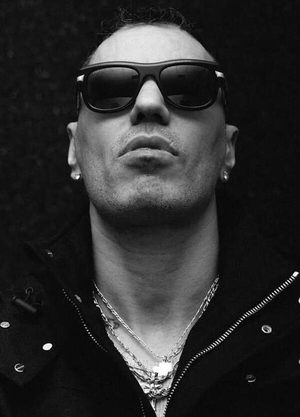 Marracash tocca la vetta con un Disco di Diamante e torna nel suo quartiere