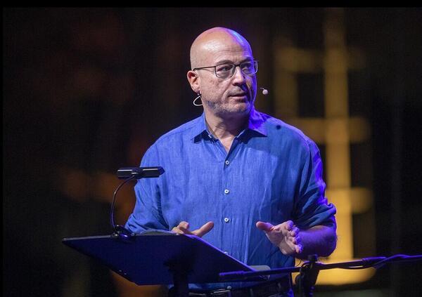 Aldo Cazzullo asfalta Sal Da Vinci dopo Sanremo: &ldquo;Per sempre s&igrave;? Potrebbe essere la colonna sonora di un matrimonio della camorra o di una canzone di Checco Zalone&rdquo;