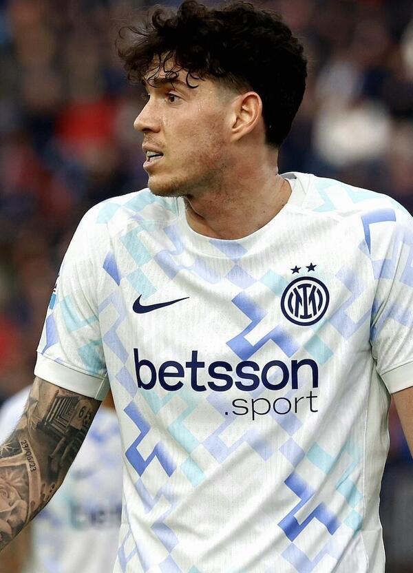 Basta rompere il caz*o a Bastoni, massacrato di fischi anche a Como. Per la simulazione in Inter-Juve questa via crucis &egrave; senza senso. E la cosa giusta l&rsquo;ha detta Cesc Fabregas