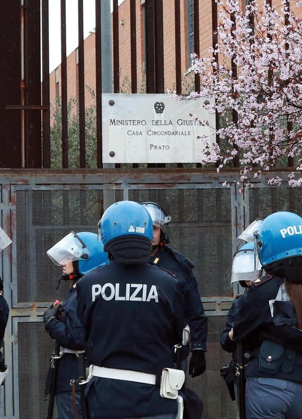 Al carcere di Prato piove droga e scoppia la rivolta: sessanta detenuti contro dieci agenti. Benvenuti nelle patrie galere...
