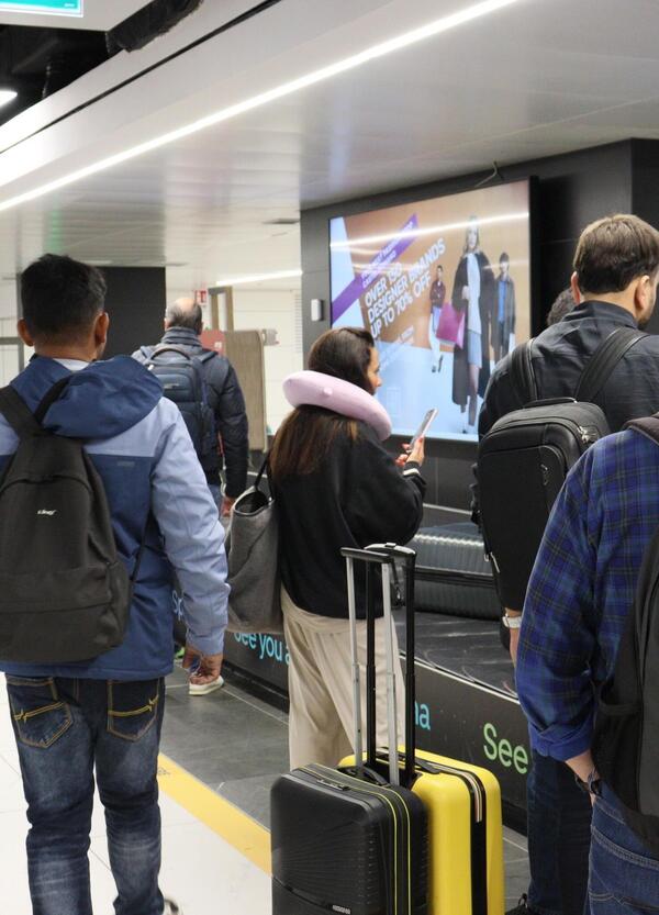 La Farnesina ha pochi giorni per evacuare 30mila italiani dagli Emirati Arabi prima che finiscano le munizioni per difenderli dai missili iraniani