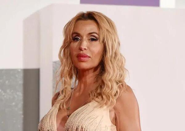 Nino Frassica asfalta Valeria Marini dopo l&rsquo;imitazione a Sanremo: lei pretende delle scuse ma lui le ricorda quando rideva in diretta a &ldquo;Che tempo che fa&rdquo;