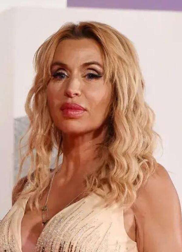 Nino Frassica asfalta Valeria Marini dopo l&rsquo;imitazione a Sanremo: lei pretende delle scuse ma lui le ricorda quando rideva in diretta a &ldquo;Che tempo che fa&rdquo;