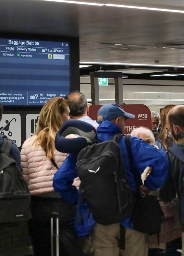 La Console italiana a Mal&eacute; aggredita in aeroporto dagli italiani furiosi rimasti bloccati alle Maldive?