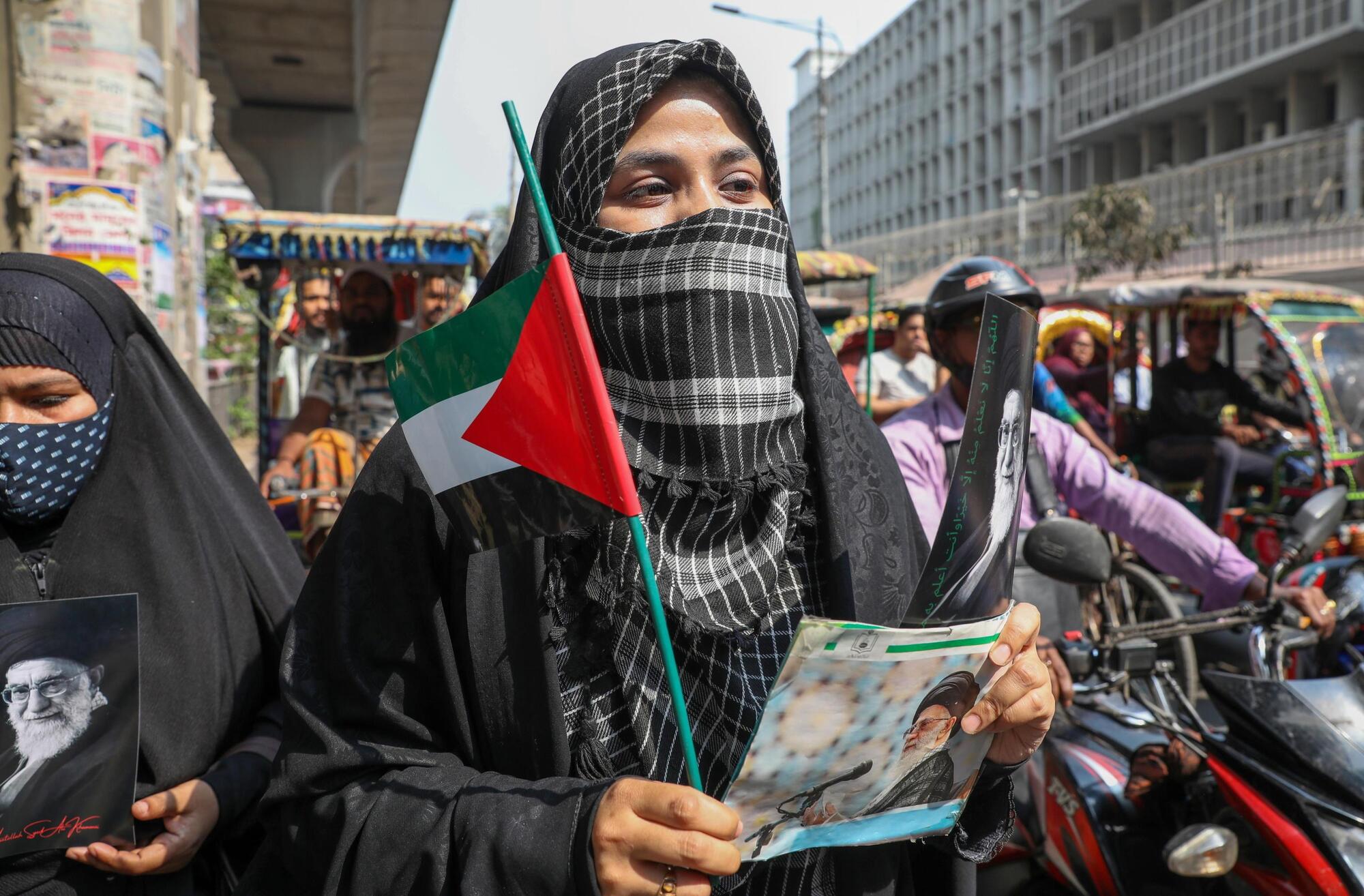 Proteste a Dhaka per l'uccisione di Khamenei Ansa