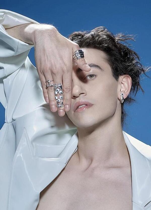 Spalmarsi la faccia di crema per le emorroidi &egrave; il segreto di bellezza dello star system italiano? A quanto pare s&igrave;, lo racconta Michele Bravi