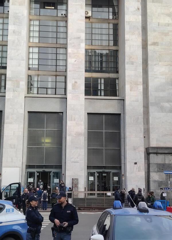 Allarme bomba a Milano: l'ordigno non c'era, noi s&igrave;. Cronaca da un tribunale paralizzato