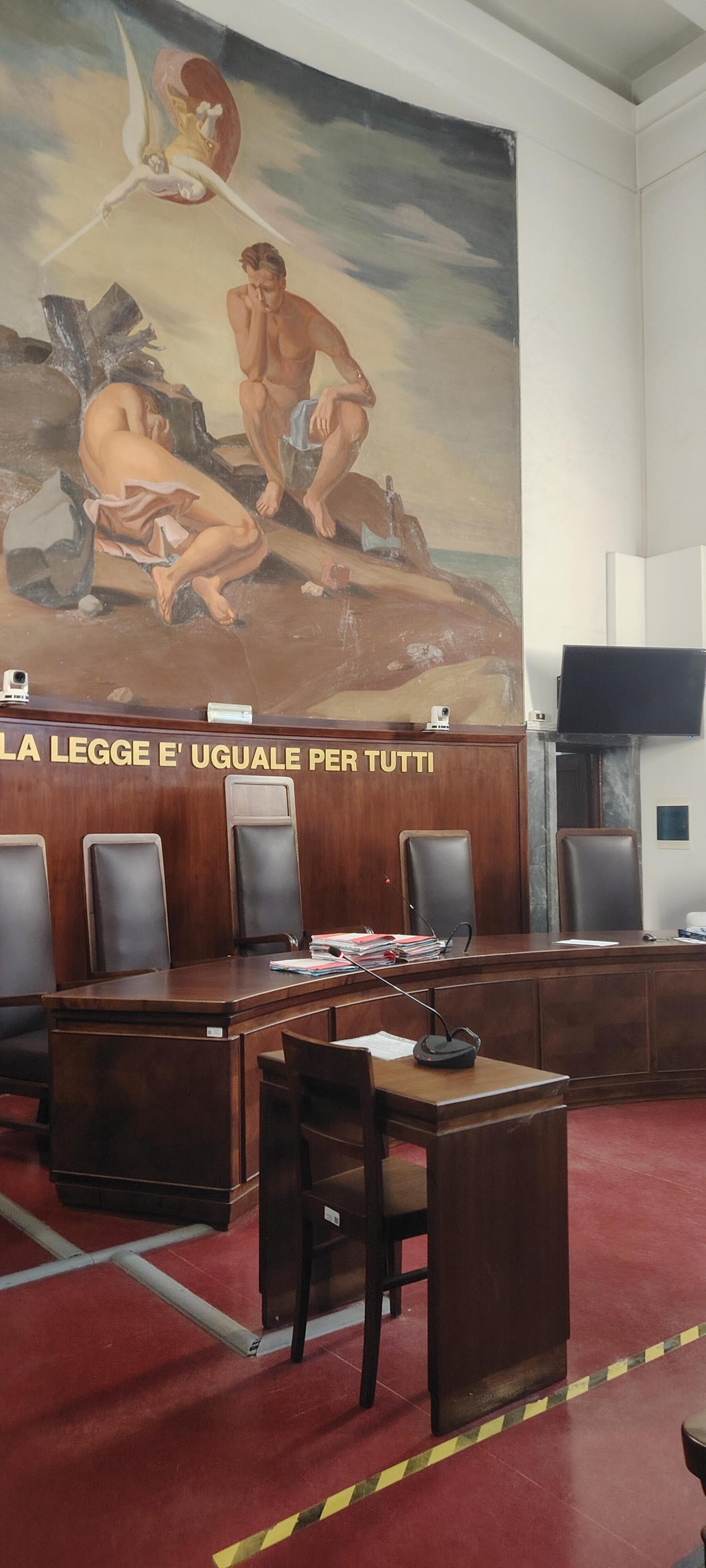 Fascicoli abbandonati sui banchi del Tribunale di Milano