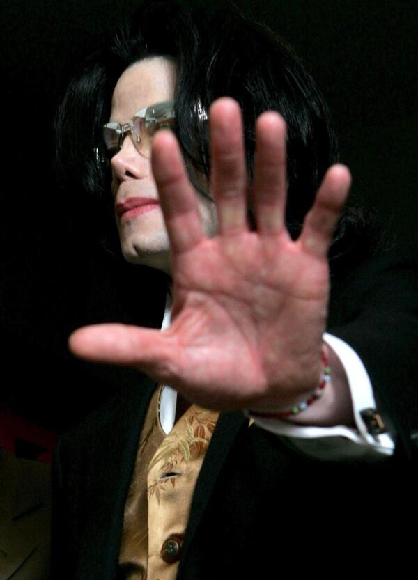 Il retroscena esclusivo dietro la foto di Michael Jackson e una delle presunte vittime di cui tutti stanno parlando