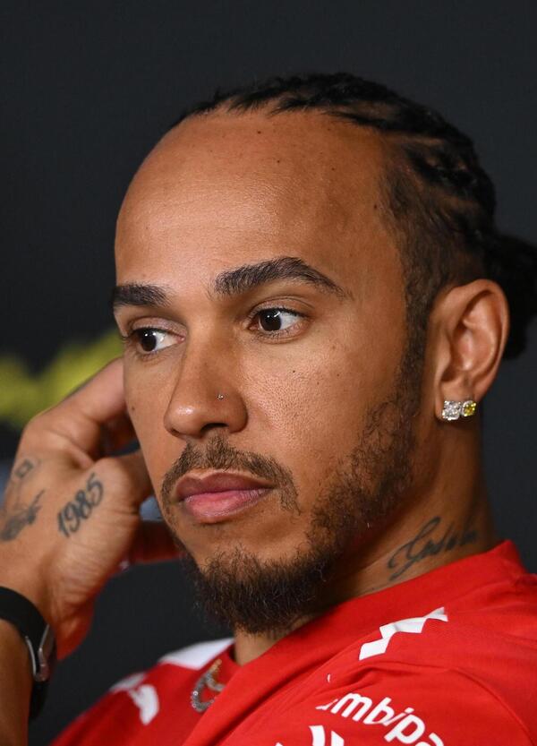 Lewis Hamilton a Melbourne? Demolisce ancora la nuova F1: &ldquo;Alziamo il piede e facciamo lift and coast, la potenza non arriva quando serve&rdquo;. E su Mercedes &egrave; categorico