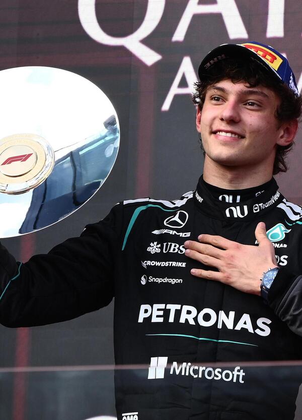 Kimi Antonelli sogna con questa Mercedes, ma cos&rsquo;&egrave; successo in partenza? &ldquo;La macchina non rispondeva, mi sono spaventato&rdquo;. E Wolff punge Ferrari sulla strategia