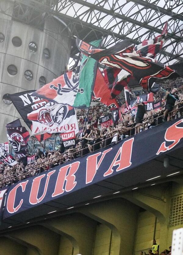 Gli ultras della curva Sud del Milan ci mettono solo la voce nel derby con l&rsquo;Inter: &ldquo;Senza coreografia, striscioni e bandiere. Sovrastiamo le nullit&agrave;&rdquo;. E &ldquo;Pacio&rdquo; Pacini attacca la societ&agrave;