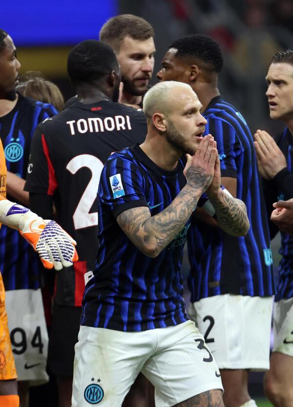 Pandemonio sul Var per il tocco con il braccio di Ricci nel derby Milan-Inter. Ora gli assetati di giustizia che fischiano Bastoni parleranno ancora di complotto?