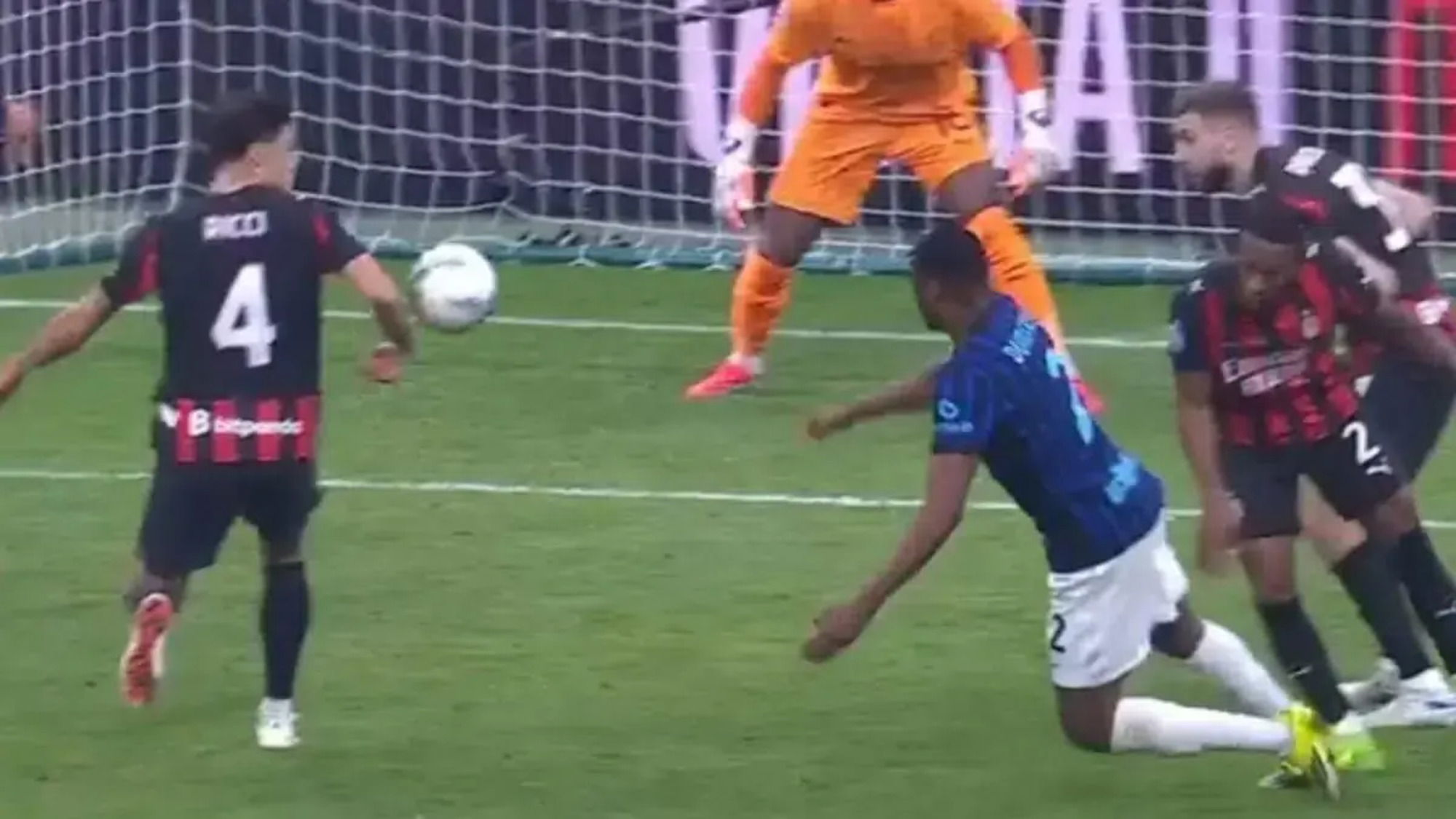 Il tocco di braccio in area di Samuele Ricci