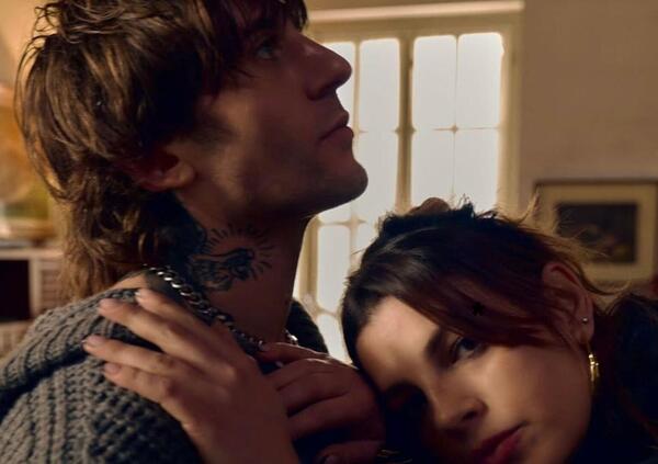 &ldquo;Vacci piano&rdquo;: ma loro no. Emma e Rkomi lanciano una ballad d&rsquo;amore in anteprima ad Amici di Maria De Filippi 