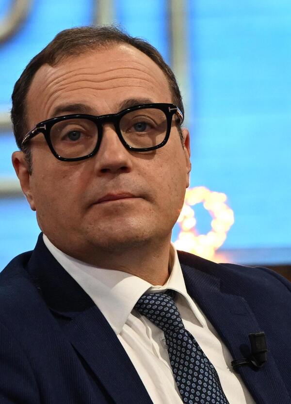 Tommaso, ma che stai a d&igrave;? Cerno apre "2 di picche" prendendosela con gli italiani che pensano all'aria condizionata della casa al mare