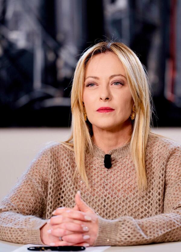 Giorgia, ecco la ricetta per far vincere il s&igrave; al referendum: parla meno della riforma e pi&ugrave; della guerra in Iran promettendo tagli sulle accise della benzina e unisci il tutto all'ingrediente segreto...