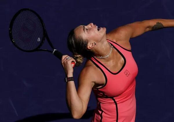 Sabalenka in campo con l&rsquo;anello da 1 milione per &ldquo;distrarre&rdquo; le avversarie? Ecco il brand, il modello, quanto costa e il dettaglio che nessuno ha notato