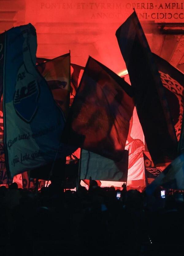L&rsquo;assedio dei tifosi della Lazio all&rsquo;Olimpico: &ldquo;Contro il Milan una scenografia monumentale&rdquo;. E gli ultras ricordano la storia a Lotito: &ldquo;Vincenzo Paparelli e Gabriele Sandri, legati dall&rsquo;amore per questo club&rdquo;