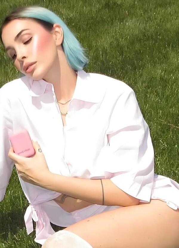 Rose Villain, da bad girl della musica italiana a mamma pancina? Annuncia la gravidanza e lancia &ldquo;Tuttaluce&rdquo;, ma speriamo non ci accechi