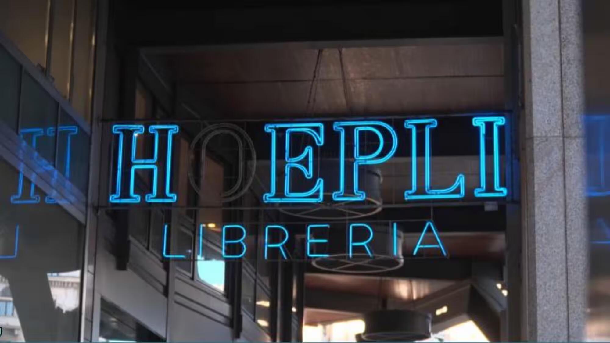 Chude la libreria Hoepli di Milano, una delle pi&ugrave; antiche e grandi