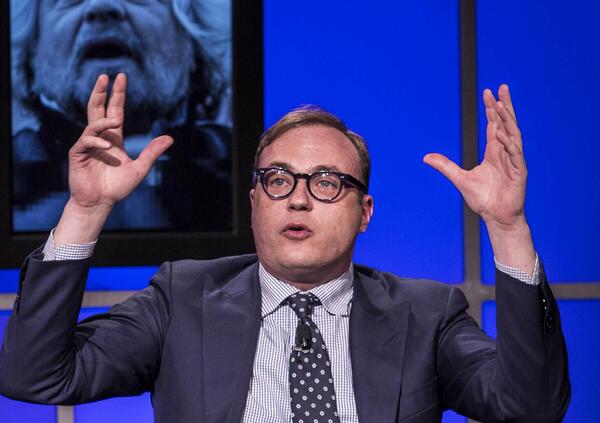 Tutto quello che non torna nell'intervista di Cerno dopo le critiche a 2 di picche