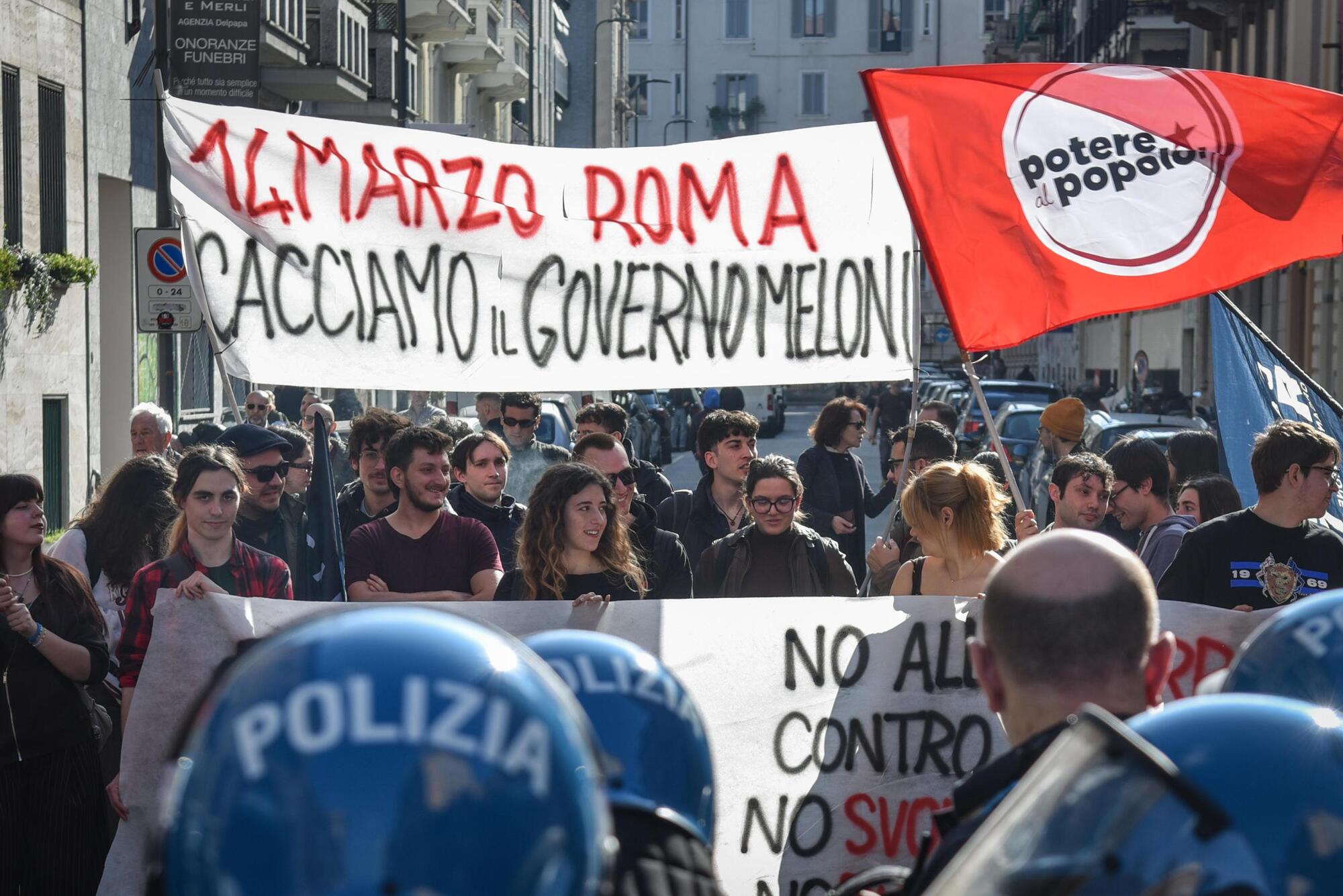 Proteste vicino al Teatro Franco Parenti Ansa