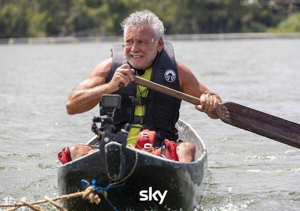 In un mondo che va con l&rsquo;elettrico, Pechino Express va ancora a benzina e funziona