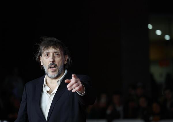 Ceccherini difende Signorini e attacca Corona: "&Egrave; simpatico ma vuole solo fare soldi. Queste cose sono sempre successe, ma tra uomo e donna". E su Pucci... 