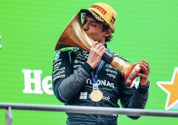 Lacrime e emozioni, Kimi Antonelli domina in Cina e vince come i pi&ugrave; grandi della storia, riportando l&rsquo;Italia in alto vent&rsquo;anni dopo. E sul podio c&rsquo;&egrave; anche Lewis Hamilton