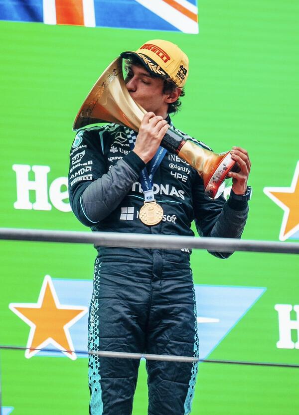 Lacrime e emozioni, Kimi Antonelli domina in Cina e vince come i pi&ugrave; grandi della storia, riportando l&rsquo;Italia in alto vent&rsquo;anni dopo. E sul podio c&rsquo;&egrave; anche Lewis Hamilton