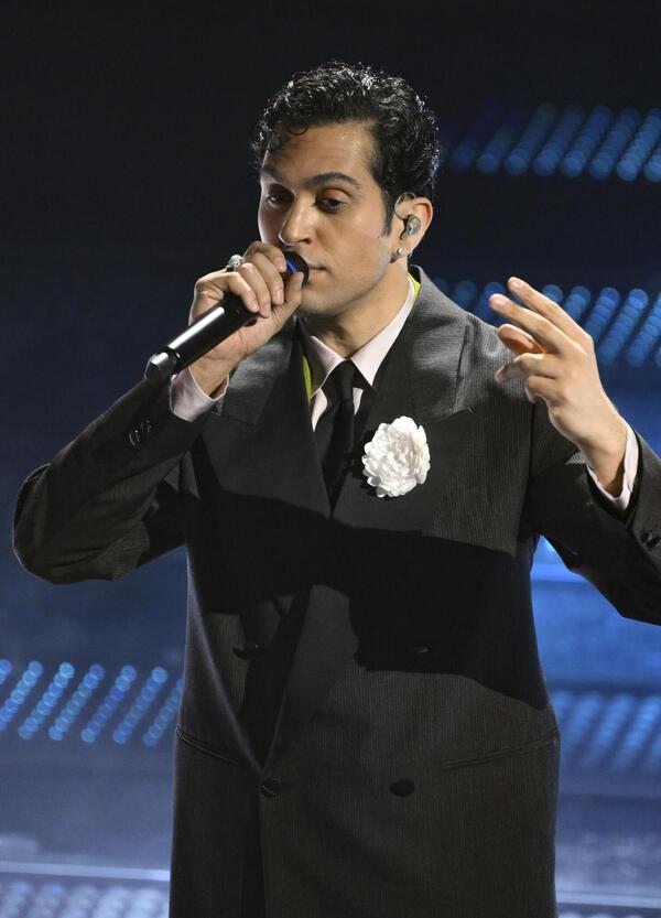 Mahmood "perseguitato"? No, &egrave; solo che non sa fare le interviste (ma il suo team di comunicazione era gi&agrave; in Spagna?)